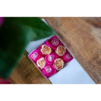 Deco Geur Rozen 9st. in een kartonnen geschenkdoosje ( diverse kleuren) Deco Geur Rozen 9st. in een kartonnen geschenkdoosje ( diverse kleuren)